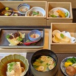 鷹庵 - こちらにサラダ、ジュース、ご飯、甘味がつきます。