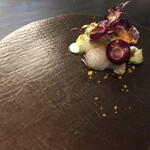 マリヨンヌ - 石ガレイのマリネ、アボガドのソース、紫人参