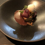 マリヨンヌ - デザートの自家製プリン、洋梨の赤ワイン 煮、ハチミツアイス添え