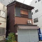 店の隣はこんな建物があります、戦前の建物・・