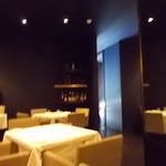 オレキス - 黒を基調の店内、シックです