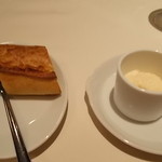 オレキス - バゲットと「たらことじゃがいものペースト」、バゲットが進みます