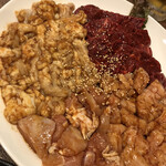炭火焼肉 新家 - 上ホル、サガリ、ミノ✖️2人前赤鶏1