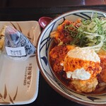 丸亀製麺 - 赤タル鶏天ぶっかけ+ごぼう天+明太子おむすび