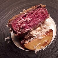 長谷川 稔 - ⚫鹿カツサンド