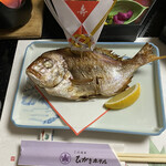 Higaki Hoteru - 焼き魚は、お頭付きの鯛です