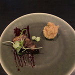 マリヨンヌ - かぼちゃ種のサブレに帆立リエット、様似町の牛肉の塩漬けにハスカップソース