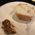 マリヨンヌ - 黒ニンニクのクリームチーズペーストとフランスパン