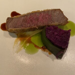 マリヨンヌ - 和牛ヒレカツ、ピーマンと紫キャベツのピクルス、マデラワイン、マスタード