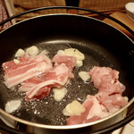 Manten - ニンニクと肉を焼いて