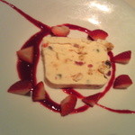 オレキス - デセール、ヌガーグラッセ、木苺のソース