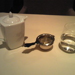 オレキス - ポットでサービスのハーブティと茶漉しに水グラス