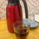 さくら氷菓店 - ポットサービスの暖かいお茶