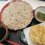 味奈登庵 - 「生姜のかき揚げつけ天」４２０円と「めかぶ」１５０円