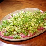 Sumibiyakiniku Kokoro - ねぎまみれの塩タン。片面をさっと炙って、お召し上がりください。