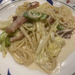 馬鈴薯 - 緑の野菜とベーコンのクリームパスタ