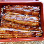 うなぎ亭 友栄 - お重の蓋を開ければ、艶やかなうなぎがお目見えです。