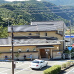 うなぎ亭 友栄 - お店の近くの歩道橋の上から撮影しました。店内で受付しますので、並んでいる人は少ないのです。