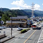 うなぎ亭 友栄 - 近くの歩道橋から撮影、バックは箱根の山になります。
