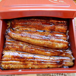 うなぎ亭 友栄 - 蓋をもう少し開けると、その圧倒的な大きさと、見た目の美しさに、もう感激です。