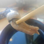 うなぎ亭 友栄 - 箸で肝を取り出すと、見事としか言いようの無い、立派なものです。