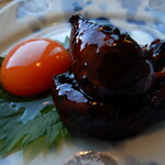 うなぎ亭 友栄 - 苦みがほんのり残りながらも、香ばしさが広がります。