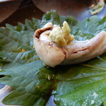 うなぎ亭 友栄 - 蒸された肝は、山葵を乗せてお醤油に浸けていただきます。山葵醤油との相性はとても良く、コリッとした歯応えのある部分、シットリとしたペーストの部分の両方が楽しめます。