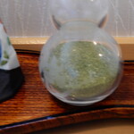 うなぎ亭 友栄 - 山椒は透明な硝子容器に入っていました。