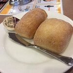 ステーキ宮 - 好きなパン2個選べるので石窯パン同じのだけど、大きさこんな違うのねー！