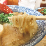 ひかり食堂 - 独特な縮れ平打ち麺