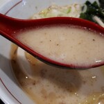 北海道らーめん とんとことん - 色はともかく、味も出汁も薄目のスープ