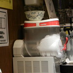 大衆酒場ナツメロ - サーバーには自家製フローズンキンミヤ焼酎が出番を待っています