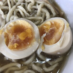 自家製太麺 渡辺 - 味玉断面