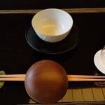 菊乃井 - 盃は丸底なので置けないの。それで表の写真無し。