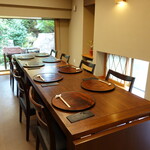 柚木元 - この日のお席、窓の外には焼き台がセット