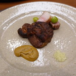 柚木元 - 千代元豚、赤ヤマドリタケ、出汁のソース、フィンガーライム