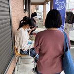 こぶたさんがころんだ。 - 開店時には地元の方で行列が。
      
      女性のお客さんがとても多かった印象(^^)