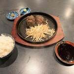 Kicchi Nishibashi - 熱々の鉄板で好みの焼き具合に
      仕上げていただきます。
      お肉のうまみを堪能しました❣️