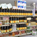 倉井ストアー - 大量の「お徳用ヒゲタ醤油」が売られています