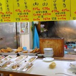 倉井ストアー - 広い厨房で次々に料理が完成していきます