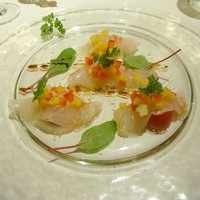 アルポルト・クラシコ そごう横浜店 - レモンの香りをのせた鮮魚のソットオーリオ　カルパッチョ仕立て