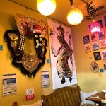 カフェバリチャンプル - バリの神獣・バロンさんがど〜んと配された店内