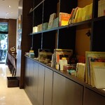 cafespace BUZZ - 店内の本棚
