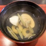 日々茶寮 連 - 吸物（ハマグリの酒蒸し・安芋・じゅんさい）