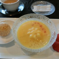 故宮 - 定番のマンゴープリンとごま団子