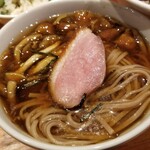 麺屋 六感堂 - 冷たいなめこ蕎麦 鴨コンフィ添え