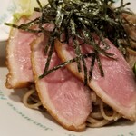 麺屋 六感堂 - 冷たいなめこ蕎麦 鴨コンフィ添え