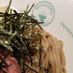 麺屋 六感堂 - 冷たいなめこ蕎麦 鴨コンフィ添え