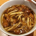 麺屋 六感堂 - 冷たいなめこ蕎麦 鴨コンフィ添え