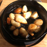 ヤキニク OHANA - 食べ飲み放題コースでのニンニクオイル焼き